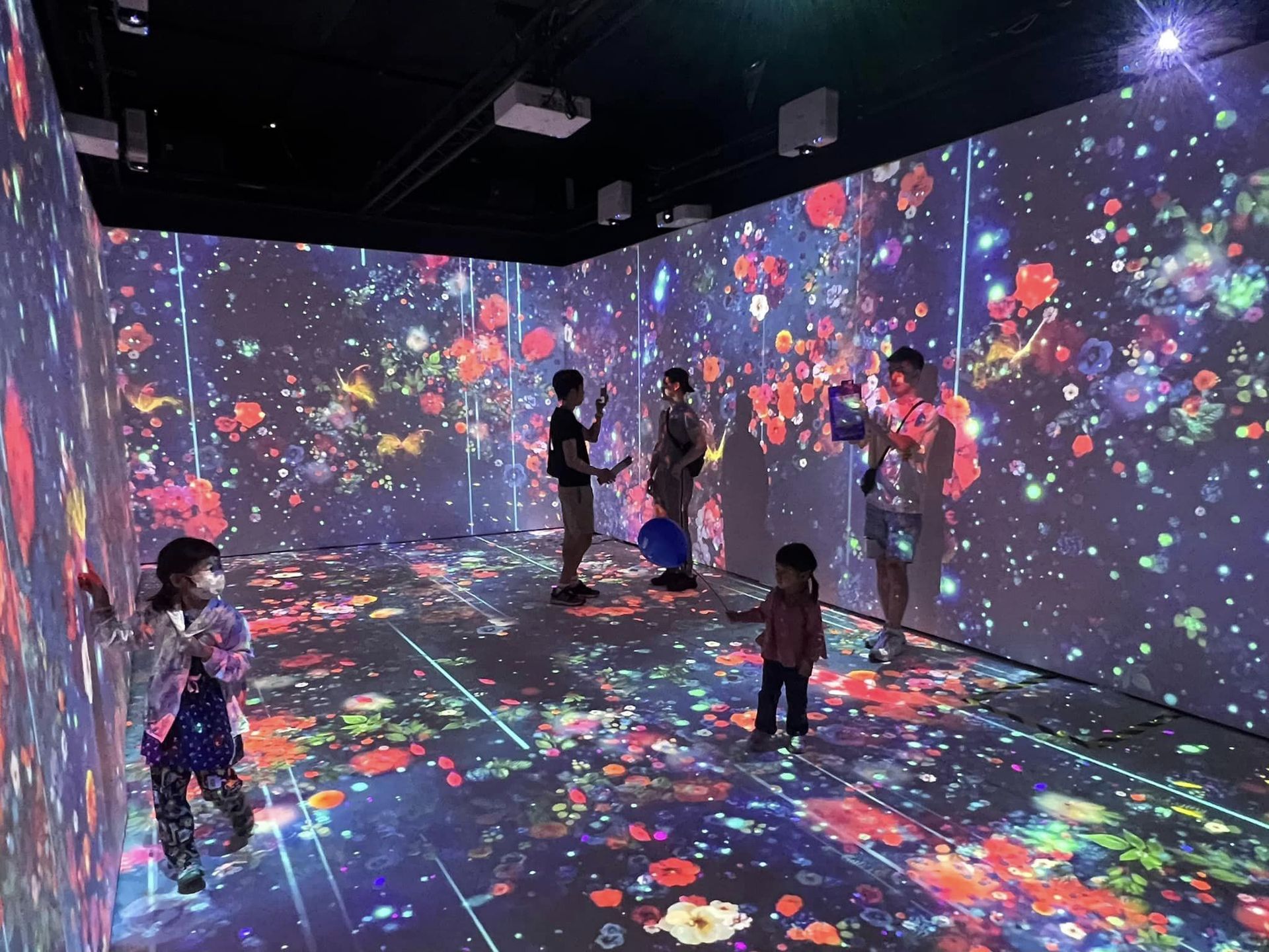 室內沉浸式投影展演 — 2